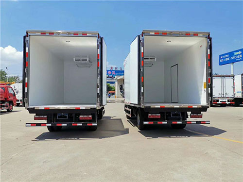 冷藏車(chē)廂板廂體填充聚氨酯噴涂機(jī)(圖1) 冷藏車(chē)廂板廂體填充聚氨酯噴涂案例